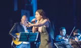 Ca sĩ Đồng Lan hát cùng ban nhạc.