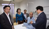 Phòng bệnh nhân Hán Văn Tình lúc nào cũng đông khách thăm. Ảnh: Hà Phạm