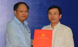 Phó bí thư thường trực Thành ủy TPHCM Tất Thành Cang (bên trái) trao quyết định phân công ông Đặng Quốc Toàn làm Bí thư Quận ủy Q.10
