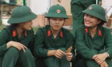 Bóng hồng 9X rộn bước quân hành