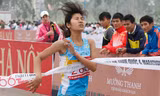 VĐV Nguyễn Thị Tuyết Mai, Lào Cai về nhất 2,5 km nữ giải phong trào. Ảnh: Hồng Vĩnh.