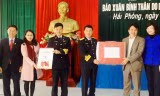 Đại diện báo Tiền Phong, Thành Đoàn Hải Phòng, BQL dự án đường sắt trao ấn phẩm báo Tiền Phong xuân Bính Thân 2016 và quà tặng cán bộ chiến sĩ Lữ đoàn 126.