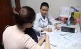 Bác sĩ khám cho trẻ dậy thì sớm.
