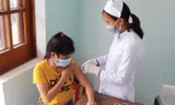 Tiêm phòng bạch hầu cho học sinh tại huyện Tây Giang sau khi xảy ra dịch bệnh gây chết người.