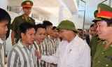 Phó Thủ tướng Nguyễn Xuân Phúc ngày 16/8 thăm hỏi, dặn dò những người được xét đặc xá dịp Quốc khánh 2/9 tại Trại giam Xuân Lộc, tỉnh Đồng Nai. Ảnh: TTXVN.