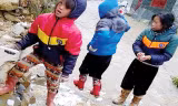 Nhiều trẻ em Sa Pa không biết sau những ngày tuyết rơi, nhiều gia đình sẽ lâm vào cảnh khó khăn do hoa màu, trâu bò bị chết rét. Ảnh: Nguyễn Hoan.