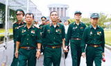 105 thương binh, bệnh binh, bác sĩ, điều dưỡng viên đại diện cho 9 Trung tâm điều dưỡng Thương binh phía Bắc vào Lăng viếng Bác sáng ngày 13/7 Ảnh: Như Ý.