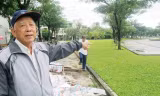 Cụ Trương Ngọc Tiếu: “Công viên đẹp như thế này sao lại phá bỏ?”. Ảnh: Nam Cường.