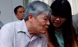 Diễn giả trẻ Đặng Thị Thanh Hà và Nhà thơ - nhà phê bình Vũ Nho bên lề Hội thảo. Ảnh: H.T.