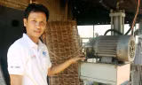 Chủ nhân của chiếc máy ép bún số 8 - anh Huỳnh Nguyễn Ngọc Thanh. Ảnh: Hoài Văn.