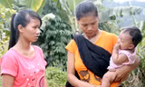 Hồ Thị Hí cùng con nhỏ và người chị gái Hồ Thị Hít. Cả hai cùng cảnh tảo hôn. Ảnh: Nguyễn Thành.