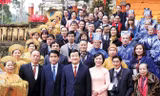 Ngày 31/1/2016, Chủ tịch nước Trương Tấn Sang với kiều bào về thăm quê hương. Ảnh: TTXVN.