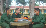 Đại úy Đặng Cao Cường (thứ 2, bên trái) trò chuyện với chiến sĩ.