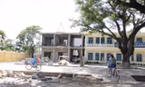 Trường Tiểu học Phan Ngọc Nhân (phường Điện Nam Bắc, thị xã Điện Bàn, tỉnh Quảng Nam) đang xây thêm phòng học vì số lượng học sinh năm nay tăng đột biến. Ảnh: Thanh Trần.
