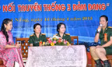 Thiếu tá Đỗ Thị Ngọc Diệp (ngoài cùng bên phải) tham gia chương trình giao lưu “Tiếp nối truyền thống 3 đảm đang”.