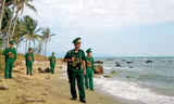 Tuần tra bờ biển. Ảnh: Nguyễn Long.