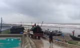 Ngư dân Nam Ðịnh đã chủ động kéo thuyền lên bờ để hạn chế thiệt hại khi bão đổ bộ.