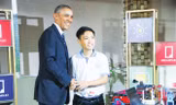 Tổng thống Mỹ Barack Obama với sinh viên Ngô Huỳnh Ngọc Khánh tại Dreamplex, TPHCM. Ảnh: Xuân Ba.
