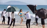 Các thí sinh chụp hình, sẵn sàng cho các cuộc thi tại Cocobay Ðà Nẵng. Ảnh: Hồng Vĩnh.