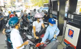 Mức thuế hiện hành vẫn chưa hết khung (thuế BVMT với xăng mới ở mức 3.000 đồng/lít, trong khi khung tối đa là 4.000 đồng/lít). Ảnh: Hồng Vĩnh.