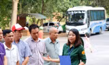 Chị Lương Thị Thủy đang thuyết minh về di tích hố bom cho đoàn khách tham quan.Ảnh: V.B.