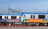 Tàu Metro số 1 Bến Thành - Suối Tiên bị bôi bẩn