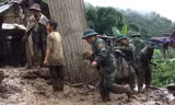 Bộ đội dầm mưa dựng nhà sập, tìm người mất tích ở Lai Châu