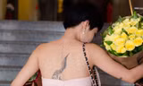 Mặc váy quây, Uyên Linh lộ hình xăm lớn trên lưng