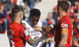 Siêu sao Vinicius bị 'bắt nạt' trong lẫn ngoài sân cỏ, HLV Real Madrid phản ứng dữ dội 