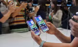 Đấu giá hàng chục điện thoại iPhone, bình quân 500.000 đồng/chiếc