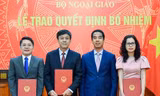 Thứ trưởng Bộ Ngoại giao Tô Anh Dũng trao quyết định và chúc mừng các cán bộ được bổ nhiệm vị trí công tác mới.