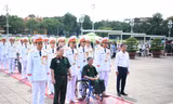 Thương binh, người có công với cách mạng vào Lăng viếng Chủ tịch Hồ Chí Minh