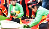 Về Hải Dương xem hội thi gói bánh chưng, giã bánh dày