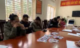 Các đối tượng cò vé trước SVĐ Mỹ Đình.
