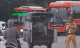 Xe ba bánh chở hàng cồng kềnh né tránh, vượt chốt CSGT 