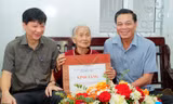 Chủ tịch UBND TP Hải Phòng tặng quà Mẹ Việt Nam anh hùng. Ảnh: Tư liệu minh họa