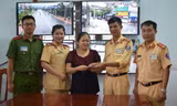 CSGT Công an huyện Nghi Xuân trả lại tiền cho người đánh rơi