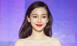 Mỹ nhân Hoa ngữ quyến rũ thanh lịch với son đỏ, đầm đen