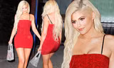 Nữ tỉ phú 21 tuổi Kylie Jenner dáng ‘đồng hồ cát’ với đầm ngắn đỏ rực