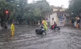 Ngập sâu ở ngã tư Phan Bội Châu, Lý Thường Kiệt (Hà Nội). 