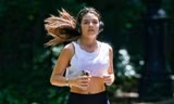 Suri Cruise khoe eo