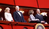 Khoảnh khắc gượng gạo giữa vợ chồng Biden và bà Harris