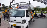 Xe tải húc văng thanh giới hạn chiều cao ở chân cầu Sài Gòn 