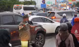 TPHCM kẹt xe nghiêm trọng, dòng người 'chôn chân' trên đường