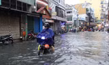 'Phố Tây' Bùi Viện bất ngờ hóa sông sau cơn mưa lớn 