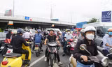 Cấm lưu thông qua gầm cầu vượt Nguyễn Hữu Cảnh 