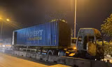 Xe container đang chạy bất ngờ bốc cháy trơ khung