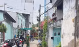 Nữ giúp việc dùng xăng tự thiêu, gia đình chủ nhà trèo sang nhà hàng xóm thoát nạn