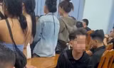 Công an ‘đột kích’ quán bar, đưa DJ Thái Hoàng và hơn 200 người đi test ma túy 