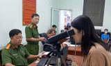 Phụ huynh ùn ùn đưa con đi làm thẻ căn cước 